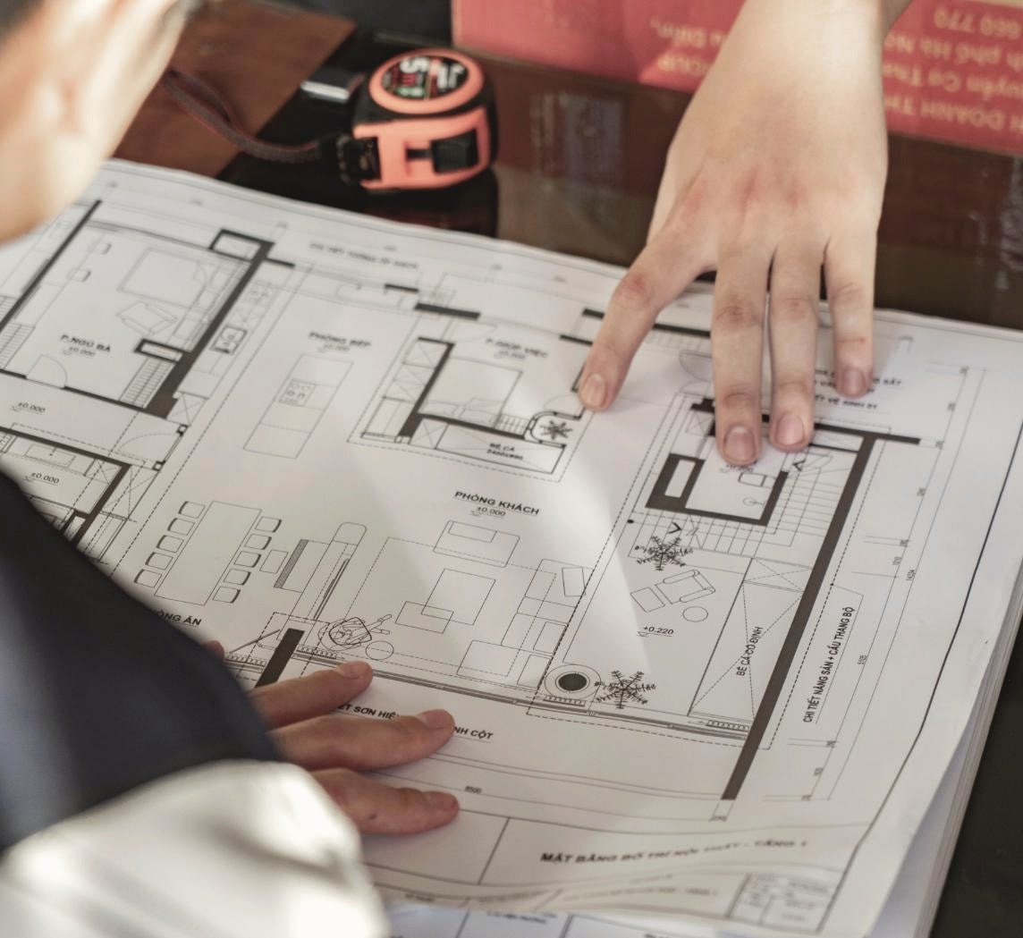 Bản vẽ mặt bằng công năng và mẫu vật liệu nội thất trên bàn làm việc Dexco
