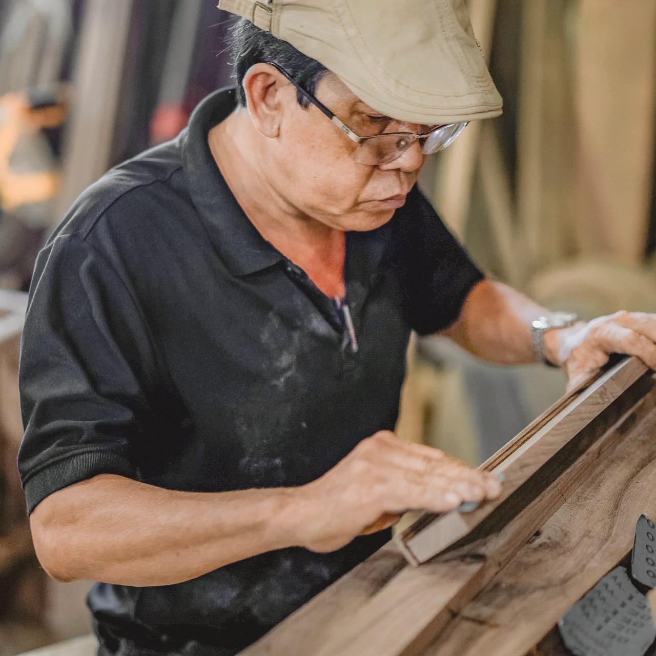 Chuẩn bị sản xuất nội thất với gỗ walnut, đá, tay nắm kim loại và chi tiết hoàn thiện