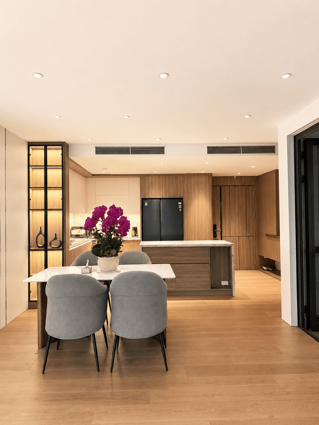 Chi tiết bếp và vật liệu trong căn hộ Tân Hoàng Minh